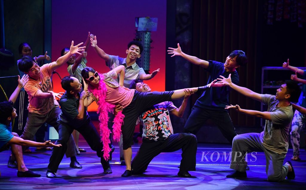 EKI Dance Company mementaskan musikal &quot;Perempuan Punya Cerita&quot; dalam Festival Musikal Indonesia di Ciputra Artpreneur, Jakarta, Jumat (25/10/2024). 