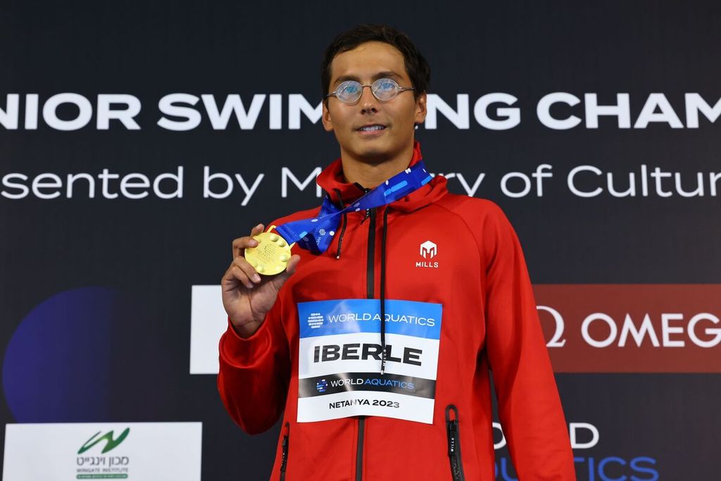 Perenang belia Indonesia, Felix Viktor Iberle (18), merebut medali emas nomor 50 meter gaya dada putra di Kejuaraan Dunia Yunior 2023 di Netanya, Israel, Sabtu (9/9/2023) malam waktu setempat atau Minggu dini hari WIB. Pada babak final, Felix menjadi yang terdepan dengan catatan waktu 27,39 detik.