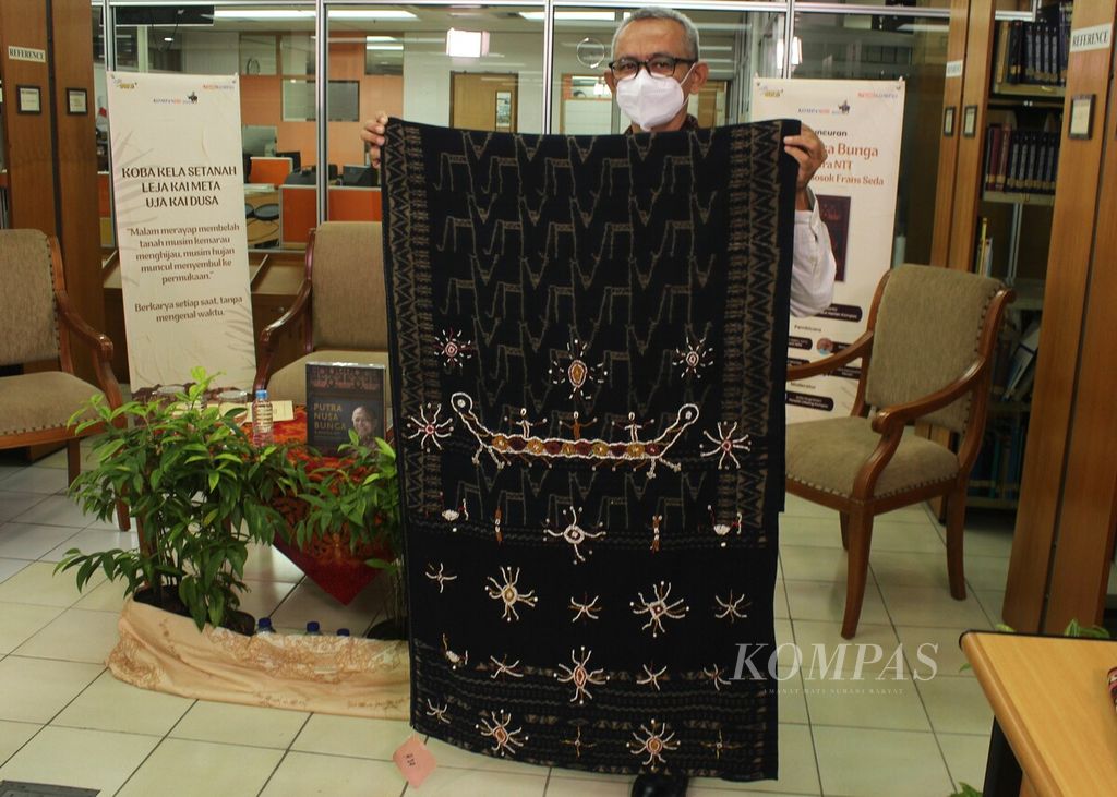 Wastra koleksi Johanna Maria Pattinaja Seda, istri Frans Seda, ditampilkan dalam peluncuran buku <i>Putra Nusa Bunga & Wastra NTT, Mengenang Sosok Frans Seda</i> di Gedung Kompas Gramedia, Jakarta, Selasa (5/7/2022). 