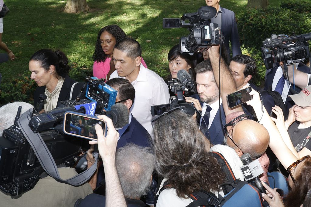 Linda Sun, mantan ajudan Gubernur New York Kathy Hochul; dan suaminya, Christopher Hu, meninggalkan gedung pengadilan federal Brooklyn di New York, AS, Selasa (3/9/2024). 