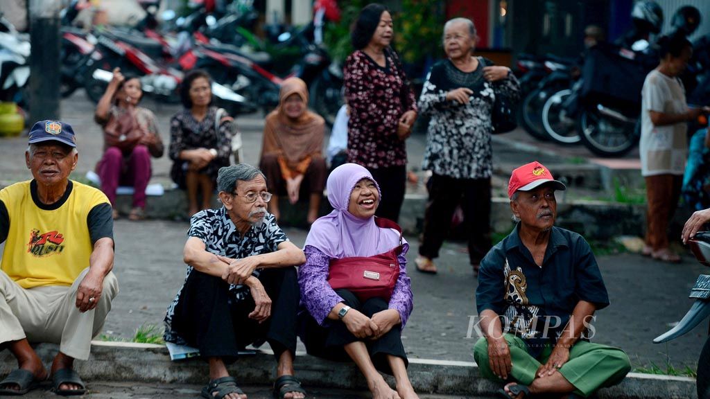 https://assetd.kompas.id/g27uw6dWG-z8g_Jd8JnR-YnnXR8=/1024x576/filters:watermark(https://cdn-content.kompas.id/umum/kompas_main_logo.png,-16p,-13p,0)/https%3A%2F%2Fkompas.id%2Fwp-content%2Fuploads%2F2018%2F12%2F20181203_PENSIUN_A_web_1543826787.jpg