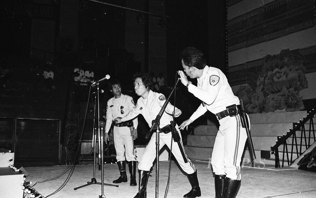 Warkop (kiri-ke kanan): Kasino, Dono dan Indro, dalam pergelaran Guruh Sukarnoputra di Bandung, 2-3 Juli 1983.