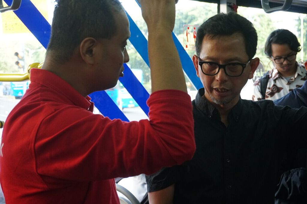 Direktur Utama PT Transjakarta Agung Wicaksono dan Direktur Operasional PT MRT Jakarta Muhammad Effendi, Jumat (28/12/2018), meninjau jalur koridor 1 transjakarta antara halte Harmoni Central Bus, Jakarta Pusat, dan halte Blok M, Jakarta Selatan.