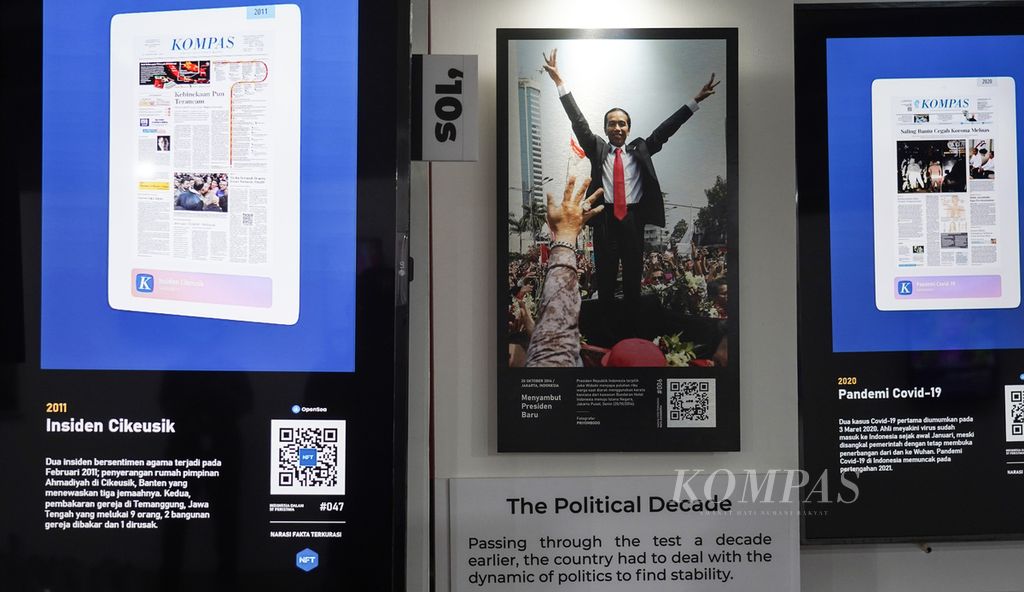 Foto Joko Widodo saat kemenangan dalam pemilihan suara presiden tahun 2014 yang mewakili kurun masa tahun 2010 hingga 2020 dalam rangkaian Mata Dasawarsa yang dipamerkan di Pameran Rekam Masa oleh Artopologi di Museum Nasional, Jakarta, Jumat (28/10/2022). 