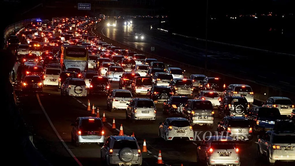 Kemacetan panjang di jalan tol Jakarta-Cikampek.