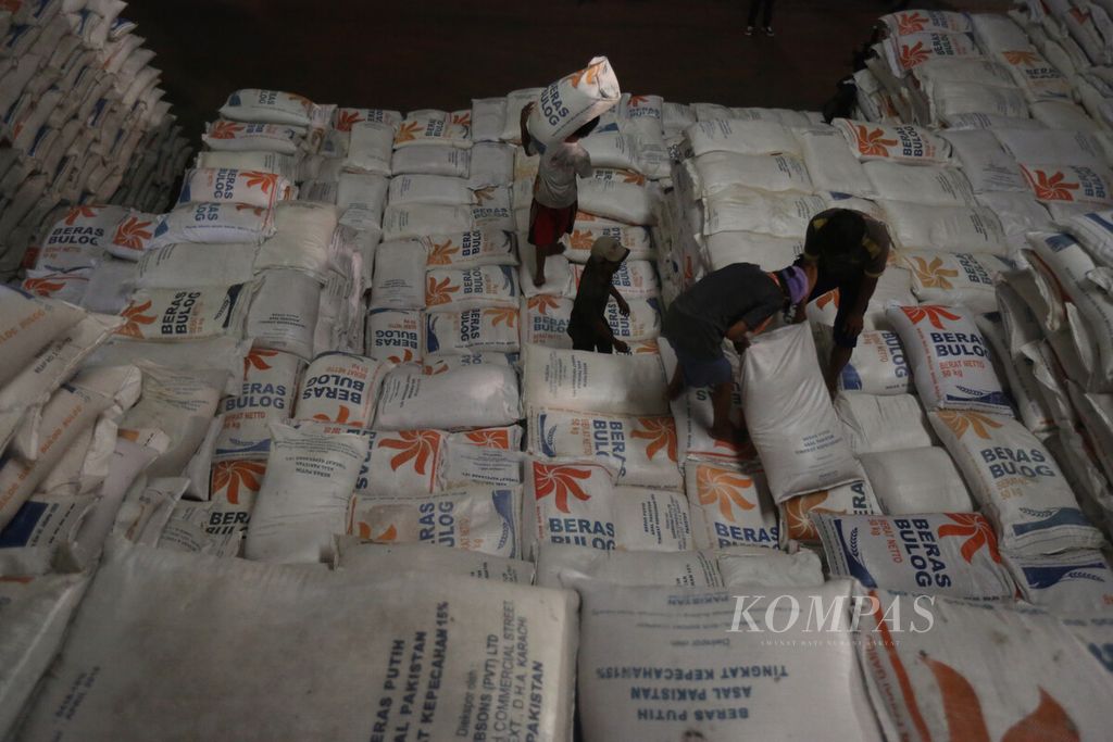 Sejumlah pekerja memindahkan karung beras saat Direktur Utama Perum Bulog Budi Waseso sidak ke Gudang Bulog Divre DKI Jakarta dan Banten di Kelapa Gading, Jakarta Utara, Kamis (27/2/2020).