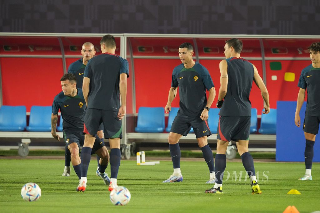 Cristiano Ronaldo (ketiga dari kanan), Pepe (kiri), dan para pemain Portugal menjalani sesi latihan di Shahaniya Sports Club, Doha, Qatar, Rabu (23/11/2022). Portugal akan berhadapan dengan Ghana pada laga pertama Grup H di Stadion 974, Doha, Kamis (24/11/2022).