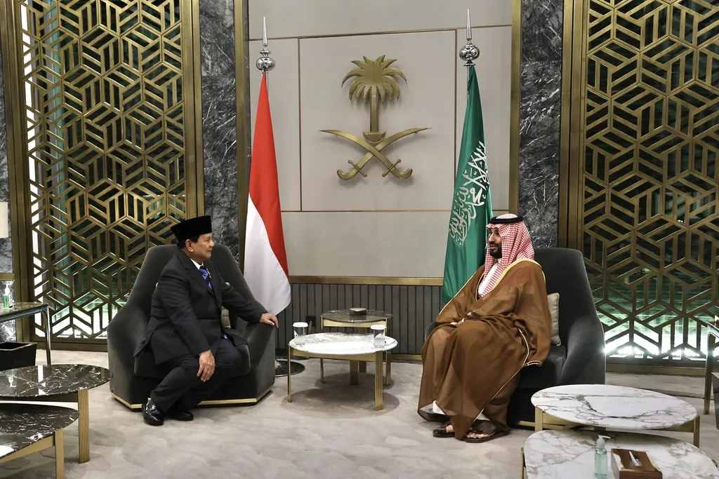 Menteri Pertahanan Prabowo Subianto melakukan kunjungan kehormatan kepada Putra Mahkota dan Perdana Menteri Arab Saudi Muhammad bin Salman (MBS) bin Abdulaziz al-Saud di Jeddah, Arab Saudi, Rabu (12/6/2024).