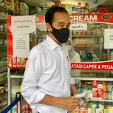 ”Ngecek” Obat, Presiden Jokowi Blusukan ke Apotek