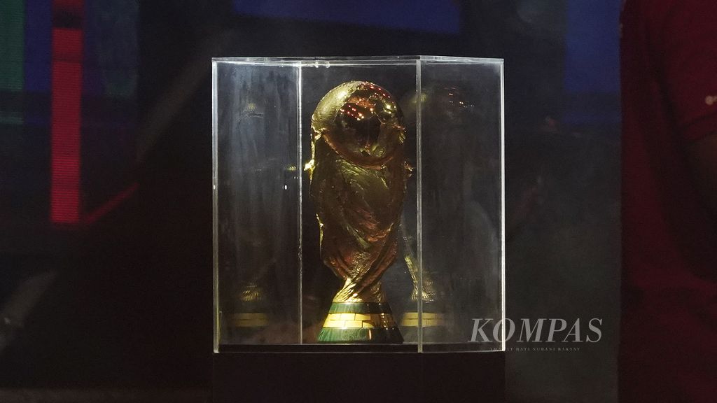 Warga Qatar berkesempatan melihat trofi Piala Dunia yang dipamerkan di Aspire Park, Doha, Qatar, Selasa (15/11/2022). Ajang ini menjadi penyemarak menjelang diselenggarakannya Piala Dunia 2022 yang akan berlangsung 20 November-18 Desember 2022.