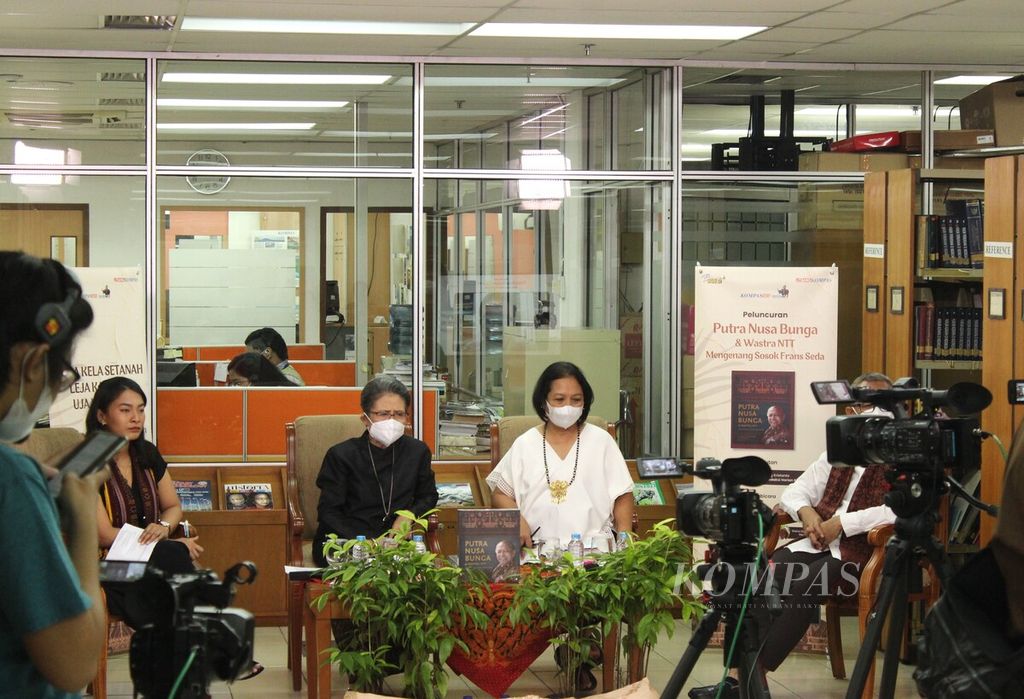 Suasana peluncuran buku <i>Putra Nusa Bunga & Wastra NTT, Mengenang Sosok Frans Seda</i> di Gedung Kompas Gramedia, Jakarta, Selasa (5/7/2022). 