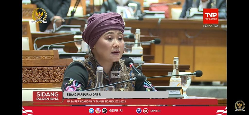 Rapat Paripurna Dewan Perwakilan Rakyat, Selasa (21/3/2023), akhirnya sepakat menetapkan RUU PPRT sebagai RUU inisiatif DPR. Tampak anggota DPR, Luluk Nur Hamidah, dari Fraksi PKB menyampaikan pandangannya.