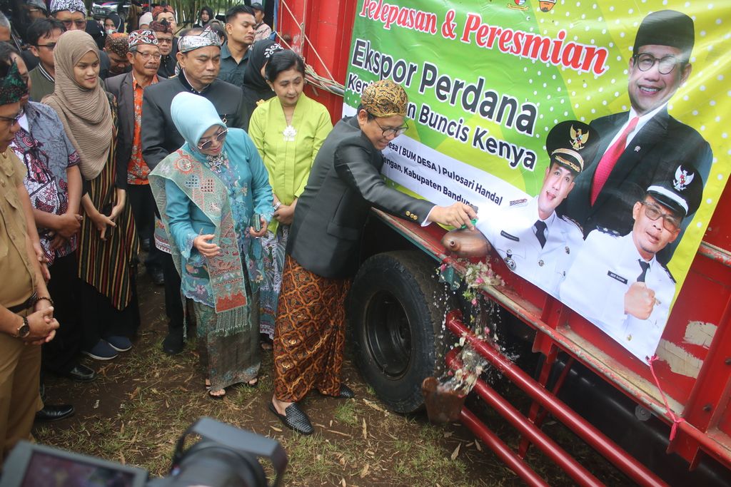 Menteri Desa, Pembangunan Daerah Tertinggal dan Transmigrasi Abdul Halim Iskandar melepas truk pembawa kentang komoditas ekspor di Desa Pulosari, Kecamatan Pangalengan, Kabupaten Bandung, Jawa Barat, Selasa (21/2/2023). Sebanyak 8 ton kentang bakal diekspor ke Singapura dari desa tersebut.