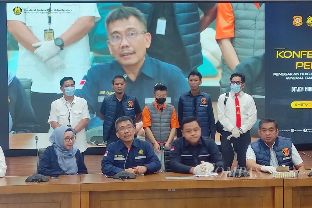 Suasana konferensi pers terkait pertambangan emas ilegal di Ketapang, Kalimantan Barat, di Direktorat Jenderal Mineral dan Batubara Kementerian ESDM, Jakarta, Sabtu (11/5/2024) malam. Pelaku merupakan warga negara China.