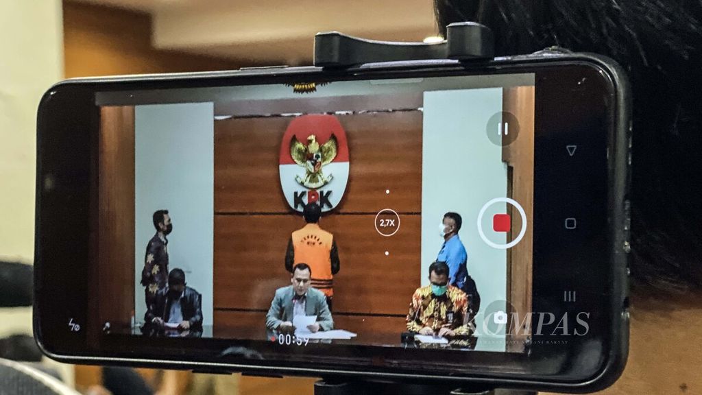 Ketua Komisi Pemberantasan Korupsi (KPK) Firli Bahuri (tengah) memberikan penjelasan terkait penahanan Wakil Ketua Dewan Perwakilan Rakyat (DPR) Azis Syamsuddin di Gedung Merah Putih KPK, Kuningan, Jakarta, Sabtu (25/9/2021) dini hari WIB. 