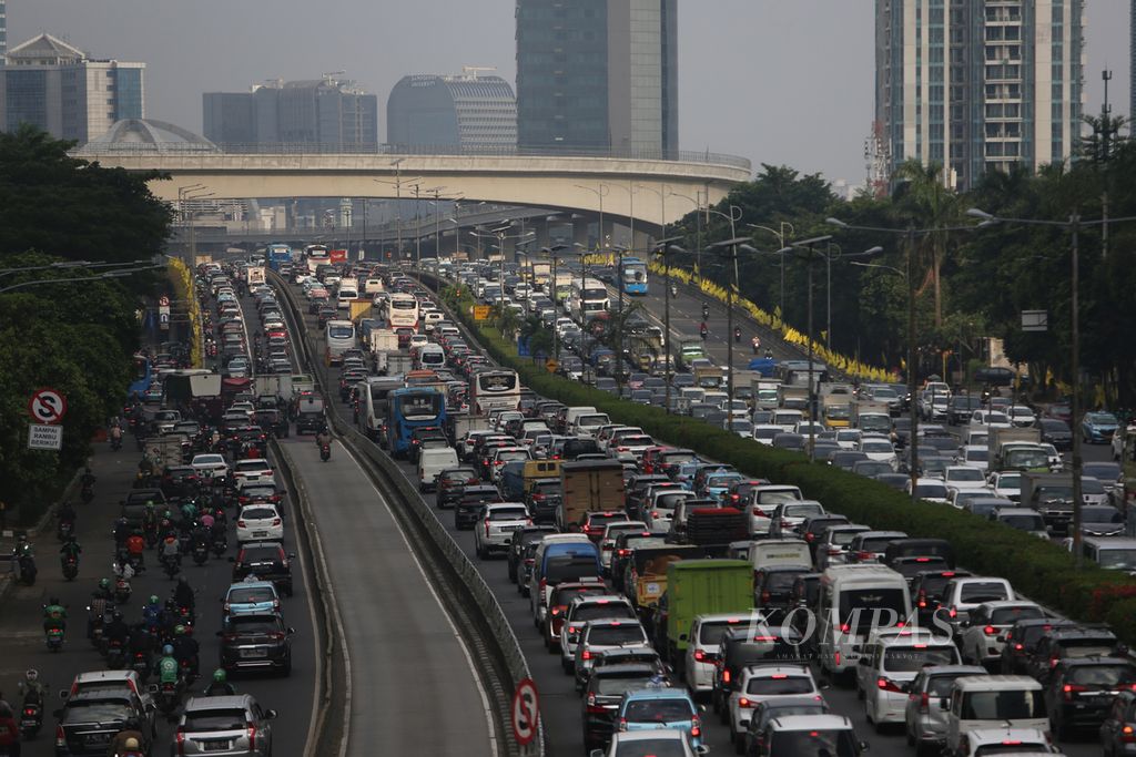 Kemacetan lalu lintas di Jalan Gatot Subroto, Jakarta, saat waktu pulang kerja, Jumat (1/4/2022). 