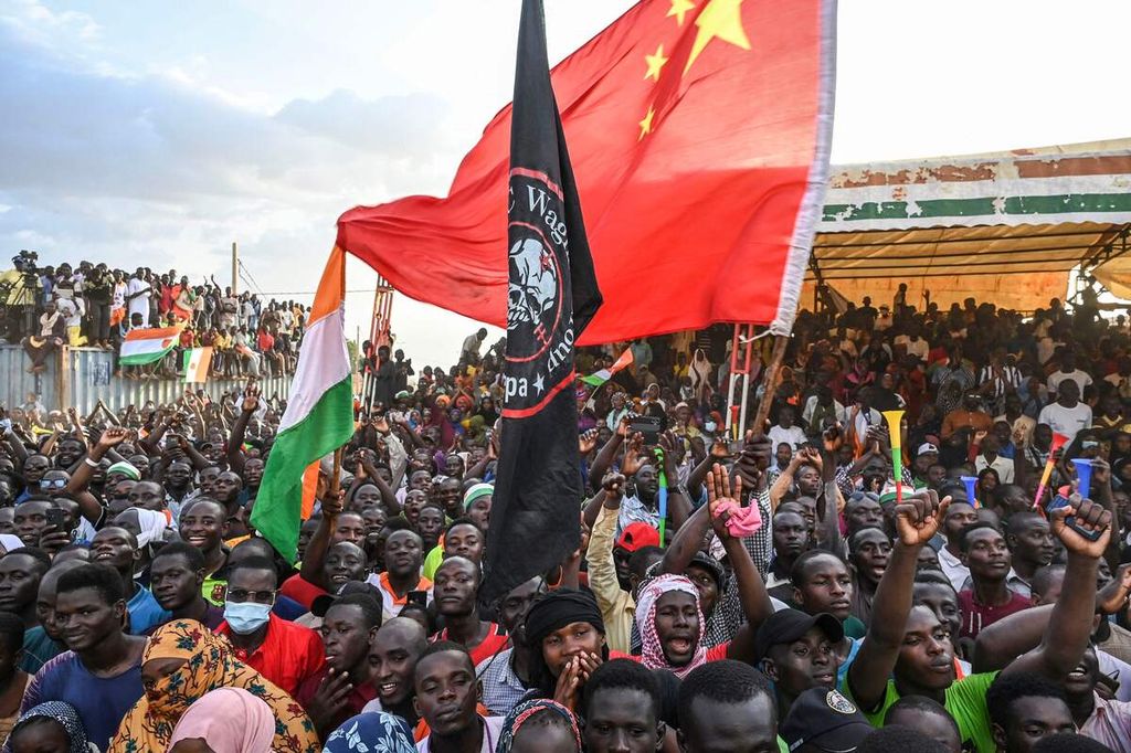Para pendukung Dewan Nasional Penjaga Tanah Air, lembaga bentukan junta Niger setelah kudeta, berunjuk rasa di Niamey, Niger, pada 16 September 2023.