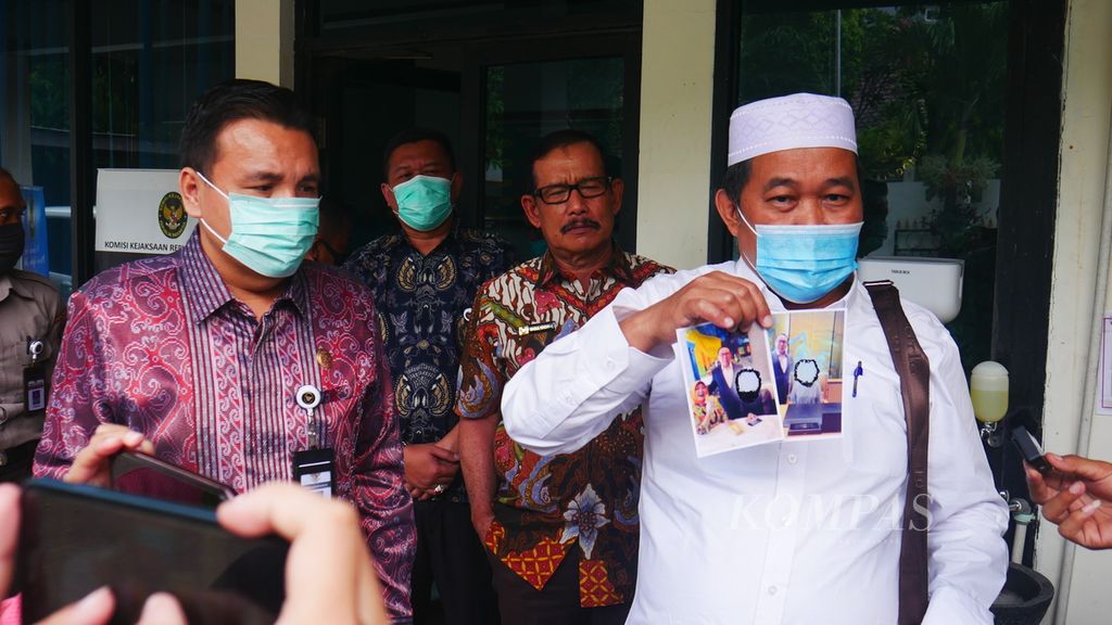 Koordinator Masyarakat Anti Korupsi Indonesia Boyamin Saiman (kanan) pada Jumat (24/7/2020) di Jakarta.