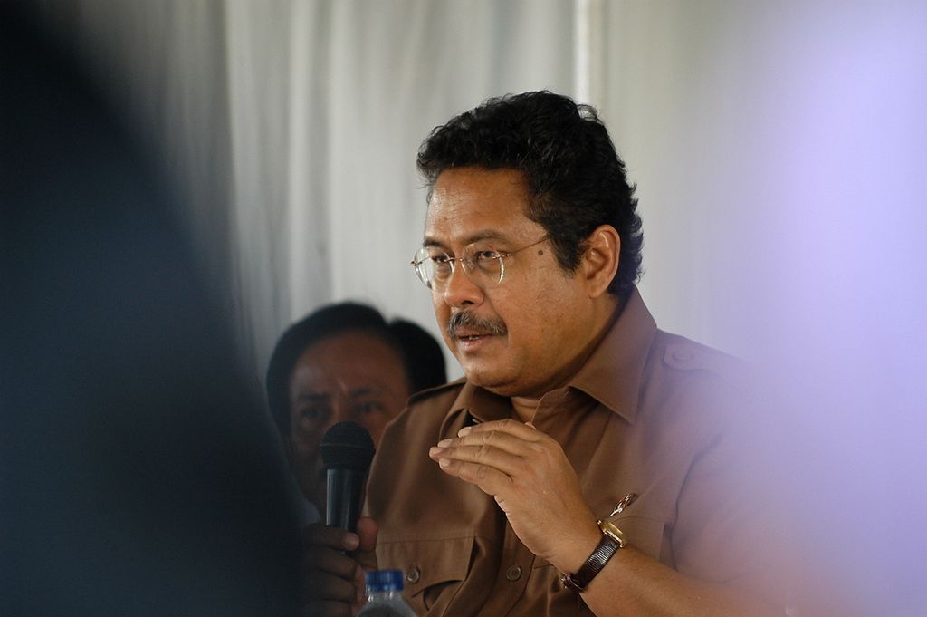 Fahmi Idris semasa menjabat sebagai Menteri Perindustrian, Jumat (10/3/2006), tengah memberi pengarahan kepada para perajin keramik dalam kunjungan kerja di Balai Penelitian Teknis Keramik (BPTI) Malang, Jawa Timur, 