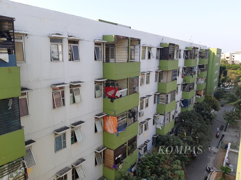 Kondisi Blok C Rumah Susun Sederhana Sewa Marunda, Selasa (5/9/2023) sore. Blok C rumah susun ini dari inspeksi bangunan oleh Badan Riset dan Inovasi Nasional pada 2021 diketahui sudah tak layak huni.