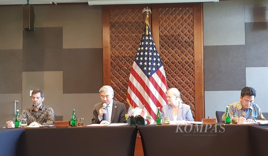 Amerika Serikat dan Indonesia mengumumkan kemitraan strategis berupa bantuan bagi Indonesia untuk pengembangan energi bersih nuklir di Indonesia. Duta Besar AS untuk Indonesia Sung Y Kim (kedua, kiri) dalam jumpa pers bersama Wakil Asisten Utama Menteri Luar Negeri AS Ann K Ganzer (kedua, kanan) di Nusa Dua, Badung, Sabtu (18/3/2023).