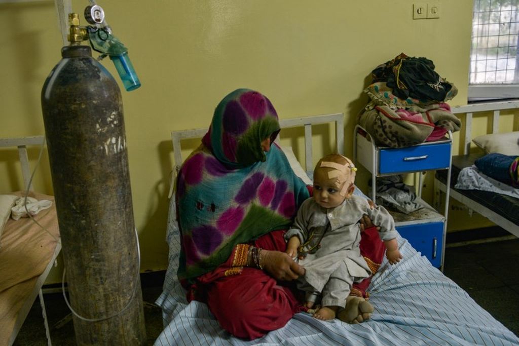 Seorang anak Afghanistan dirawat di rumah sakit di kota Sharan setelah terluka dalam gempa bumi di Distrik Gayan, Provinsi Paktika, Rabu (22/6/2022).