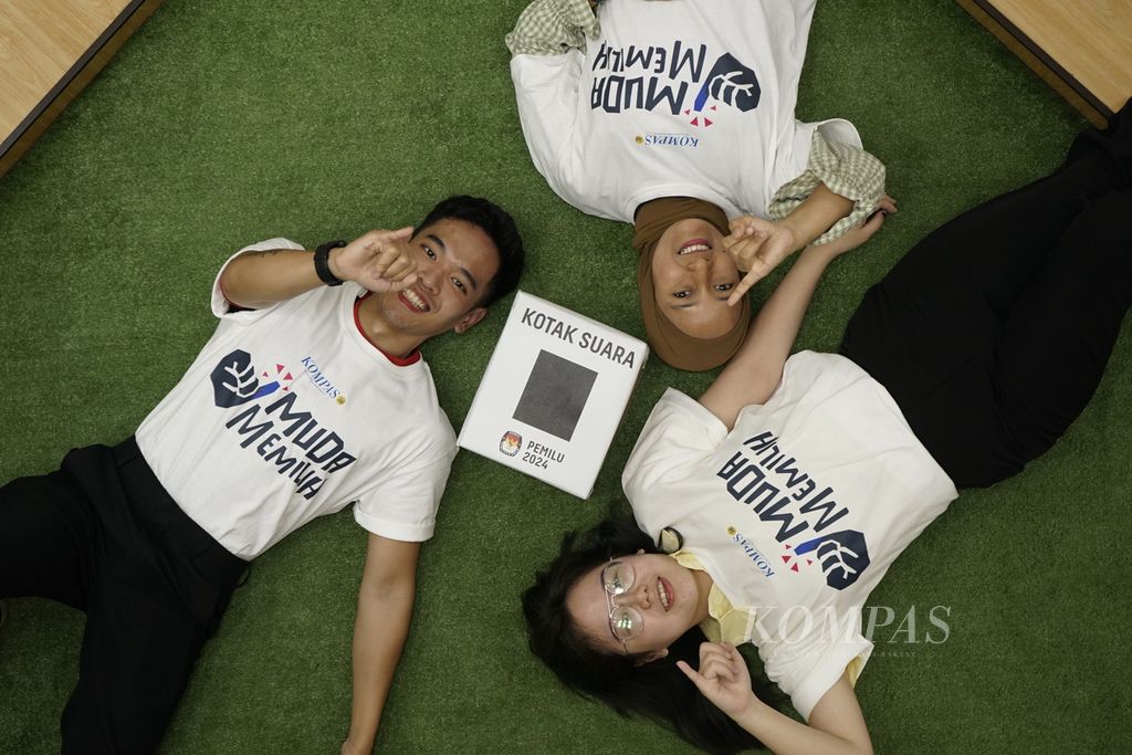 Tim Media Sosial Harian <i>Kompas</i> meluncurkan program #MudaMemilih sebagai upaya edukasi politik kepada generasi muda di Jakarta, Rabu (8/11/2023). Jumlah pemilih generasi Y (milenial) dan generasi Z yang mencapai 115,6 juta orang atau 56,45 persen dari total pemilih membuat suara mereka diperebutkan para kontestan Pemilu 2024.