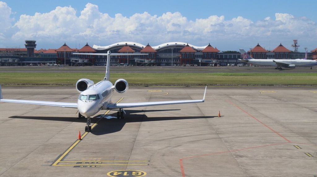 Dokumentasi Humas PT Angkasa Pura I (Persero) Cabang Bandara Internasional I Gusti Ngurah Rai, Badung, Bali, menampilkan suasana di apron Bandara Internasional I Gusti Ngurah Rai. PT Angkasa Pura I (Persero) menghentikan sementara operasional perjalanan udara, khususnya untuk penerbangan komersial, melalui Bandara Internasional I Gusti Ngurah Rai, untuk Nyepi mulai Rabu (22/3/2023) pukul 06.00 Wita sampai Kamis (23/3/2023) pukul 06.00 Wita, kecuali untuk penerbangan dengan persyaratan tertentu, seperti penerbangan bersifat darurat dan penerbangan evakuasi medis. 