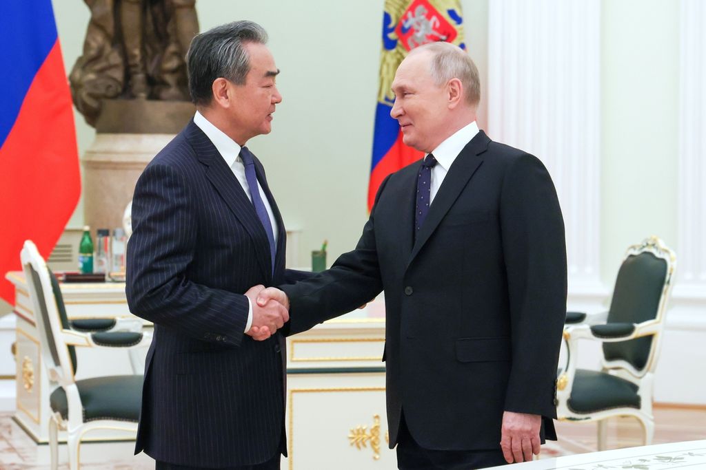 Presiden Rusia Vladimir Putin menerima Kepala Kebijakan Luar Negeri Partai Komunis China Wang Yi, Rabu (22/2/2023), di Moskwa, Rusia. China berpeluang menjadi juru damai perang Ukraina.