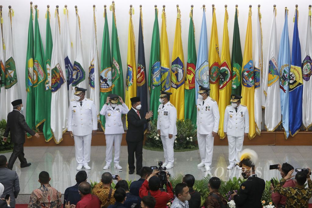 Menteri Dalam Negeri Tito Karnavian mengucapkan selamat kepada lima penjabat gubernur seusai pelantikan di Kementreian Dalam Negeri, Jakarta, Kamis (12/5/2022). 
