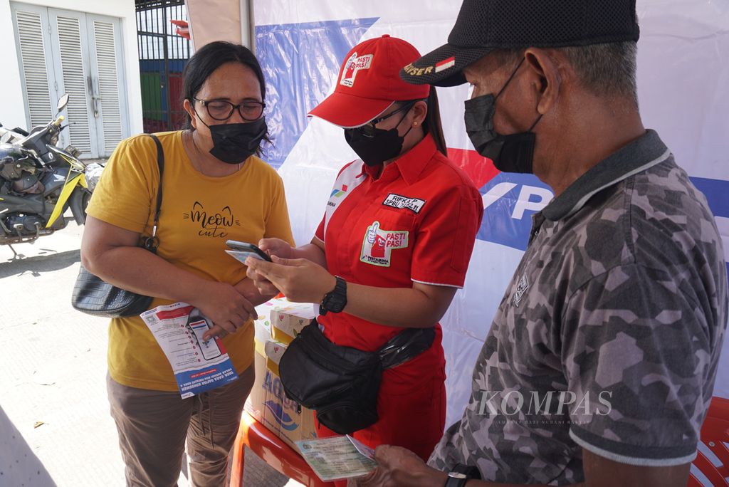 Petugas di gerai informasi MyPertamina membantu para pengendara mendaftarkan diri sebagai pengguna biosolar bersubsidi maupun pertalite pada hari pertama uji coba Sistem Subsidi Tepat MyPertamina, Jumat (1/7/2022), di SPBU Politeknik, Kairagi, Manado, Sulawesi Utara.