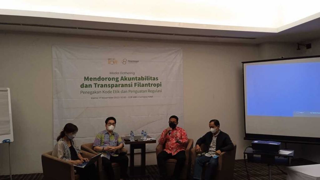 Tomy Hendrajati, Ketua Gugus Tugas KEFI dan Presiden Human Initiative; Ahmad Hambali, Direktur Perencanaan Badan Amal Zakat Nasional; dan Timotheus Lemana, Wakil Ketua Dewan Penasihat Himpunan Filantropi Indonesia dalam suasana diskusi umum bertajuk ”Mendorong Akuntabilitas dan Transparansi Filantropi”, di Jakarta, Kamis (17/11/2022).