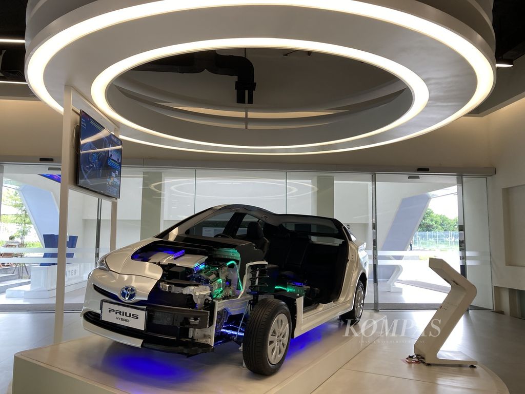 Suasana ruang peraga Toyota xEV Center di Pabrik TMMIN Karawang 3, Kabupaten Karawang, Jawa Barat, Rabu (07/12/2022). Terlihat replika Toyota Prius Hybrid generasi keempat yang dibelah sehingga terlihat cara kerjanya. 