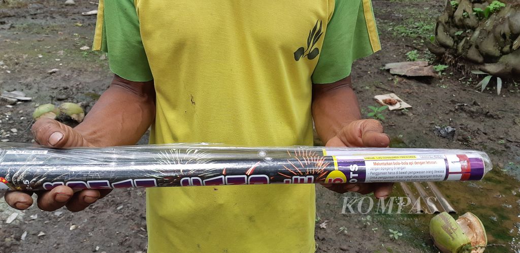 Keluarnya sejumlah harimau sumatera (<i>Panthera tigris sumatrae</i>) dari Taman Nasional Berbak Sembilang, Jambi, Rabu (6/10/2021), menimbulkan kekhawatiran masyarakat. Asnawi, petani di Desa Sungai Sayang, Kecamatan Sadu, Tanjung Jabung Timur, mempersiapkan mercon untuk menyelamatkan diri dari serangan satwa dilindungi tersebut.