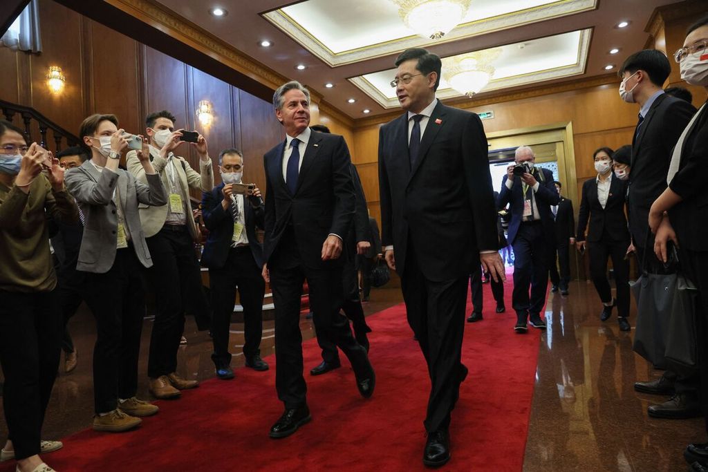 Menteri Luar Negeri Amerika Serikat Antony Blinken berjalan bersama Menteri Luar Negeri China Qin Gang menuju pertemuan di Diaoyutai State Guesthouse di Beijing, China, 18 Juni 2023. 