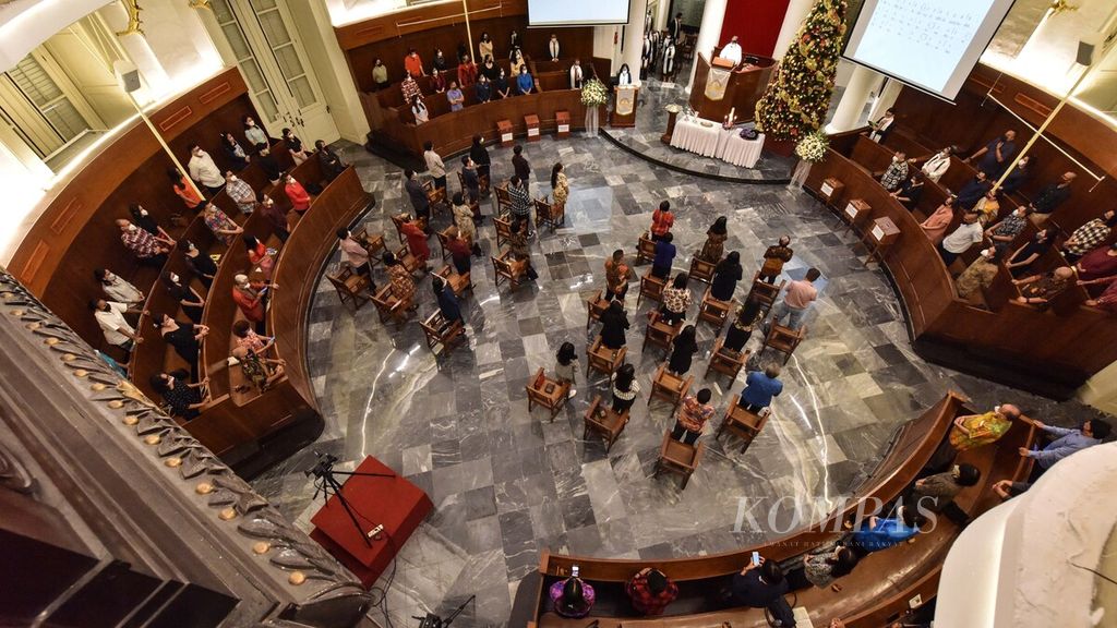 Umat Kristiani mengikuti Ibadah Malam Natal di Gereja GPIB Immanuel Jakarta, Jumat (24/12/2021). Untuk menekan penyebaran Covid-19, pelaksanaan ibadah Natal di Gereja Immanuel dilakukan secara tatap muka dan dalam jaringan. Gereja GPIB Immanuel Jakarta hanya mengizinkan 150 anggota jemaatnya untuk mengikuti ibadah secara tatap muka. Selain itu, jemaat yang bisa mengikuti ibadah tatap muka di Gereja GPIB Immanuel Jakarta dibatasi dari usia 12 tahun hingga 70 tahun.