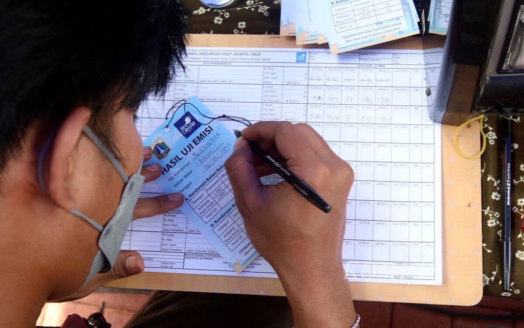 Petugas menuliskan hasil pengujian pada kartu uji emisi di halaman GOR Senam DKI Radin Inten, Jakarta Timur, Selasa (29/3/2022). Uji emisi gratis ini digelar dalam rangka menyosialisasikan program langit biru. Kata <i>menyosialisasikan</i> terbentuk dari imbuhan me-kan dan kata <i>sosialisasi.</i> Terlihat bahwa <i>me</i>- berubah menjadi <i>meny</i>- jika bertemu dengan kata dasar berhuruf awal <i>s</i> (<i>sosialisasi</i>).   