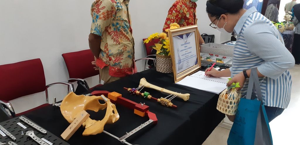 Dua produk inovasi Pelvic C-Clamp dan Eksterna Fiksasi Periartikuler yang dikembangkan Guru Besar Bidang Ortopedi dan Traumatologi Fakultas Kedokteran Universitas Indonesia Ismail Hadisoebroto Dilogo dipamerkan dalam acara peluncuran produk inovasi Eksterna Fiksasi Periartikuler dan Pelvic C-Clamp di Jakarta, Rabu (29/3/2023).