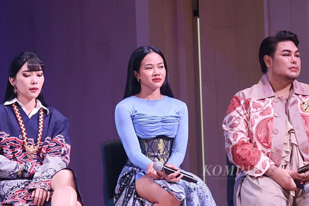 Penyanyi Yura Yunita (tengah) hadir dalam acara konferensi pers Kick Off Pagelaran Sabang Merauke, The Indonesian Broadway, di Balai Resital Kertanegara, Jakarta, Selasa (9/7/2024).
