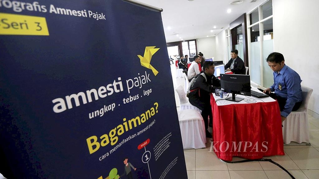 Wajib pajak mengikuti program pengampunan pajak di tempat pelayanan tertentu di kantor pusat Direktorat Jenderal Pajak, Jakarta, Kamis (22/12/2016).
