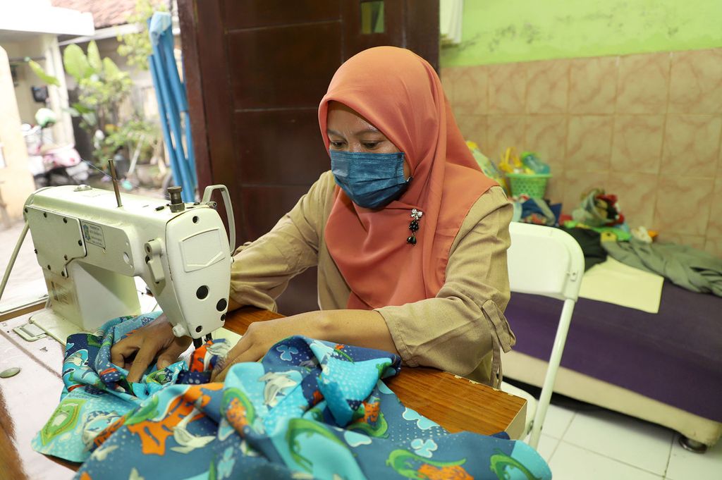 Salah seorang penghuni rumah susun sewa (rusunawa) yang dikelola Pemerintah Kota Surabaya, Sabtu (2/7/2022), mengembangkan usaha menjahit di rumah sebagai penghasilan tambahan keluarga. 