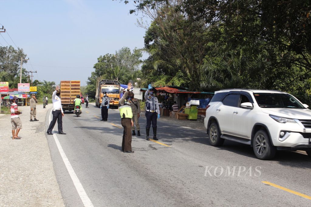 https://assetd.kompas.id/gfI-5vahqxTz8i2_XjN8WyUoIGA=/1024x683/filters:watermark(https://cdn-content.kompas.id/umum/kompas_main_logo.png,-16p,-13p,0)/https%3A%2F%2Fkompas.id%2Fwp-content%2Fuploads%2F2020%2F04%2F20200417sah-PSBB-hari1-15_1587123948.jpg