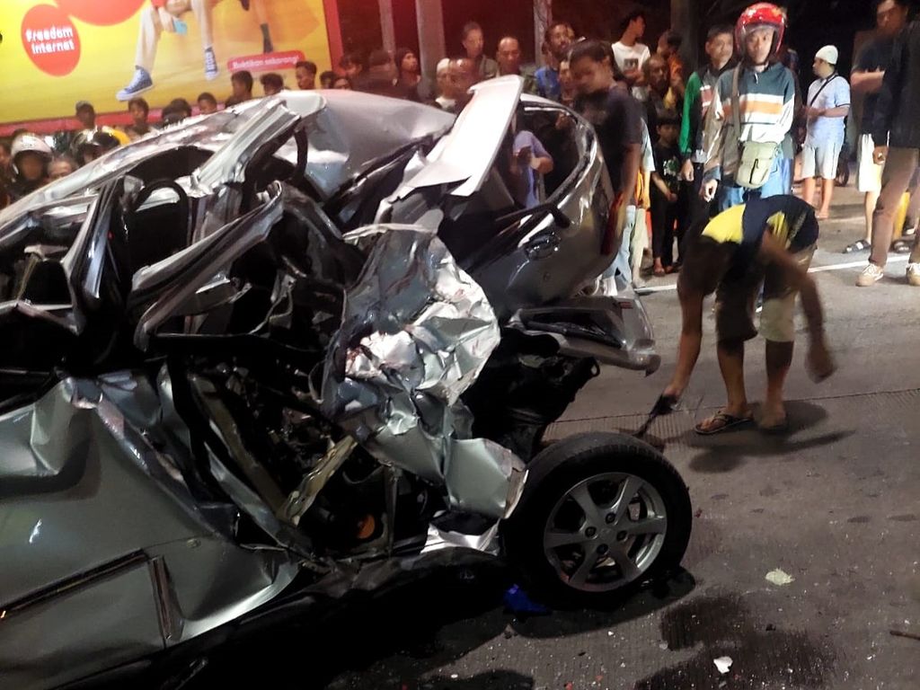 Kondisi mobil yang terlibat dalam kecelakaan di pintu keluar Jalan Tol Bawen di Kabupaten Semarang, Jawa Tengah, Sabtu (23/9/2023) malam. Dalam peristiwa itu, sebuah truk yang diduga mengalami rem blong menabrak sejumlah mobil dan sepeda motor.