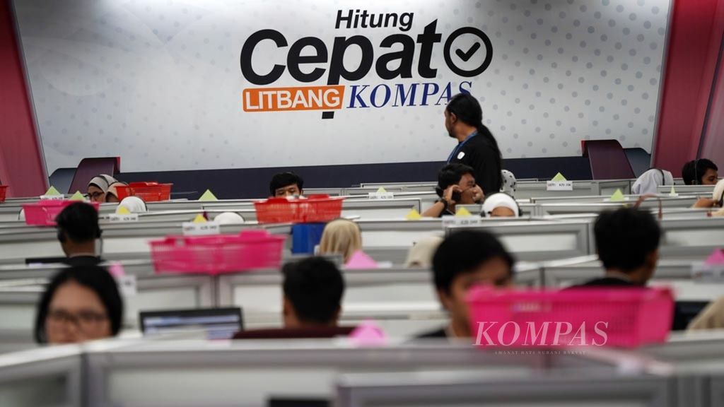 Suasana Quick Count Pilpres 2019 oleh Litbang <i>Kompas</i> di kantor <i>Kompas</i>, Jakarta, Rabu (17/4/2019).