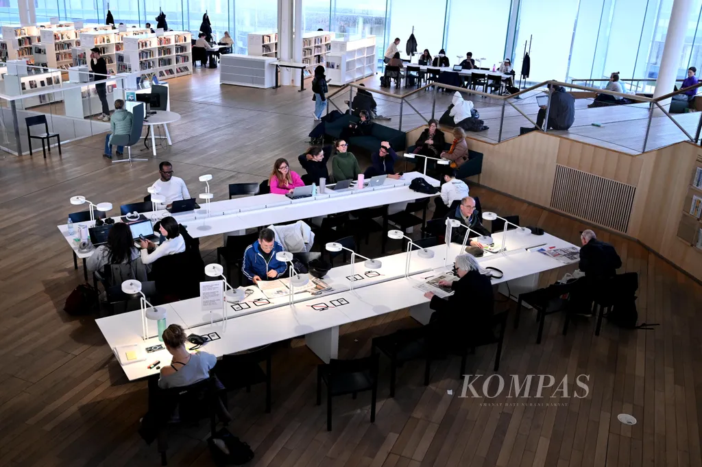 The atmosphere of the workspace at the Oodi Library, Helsinki, Finland, Wednesday (9/4/2025). The Oodi Library is designed for all segments of society with diverse hobbies and activities.