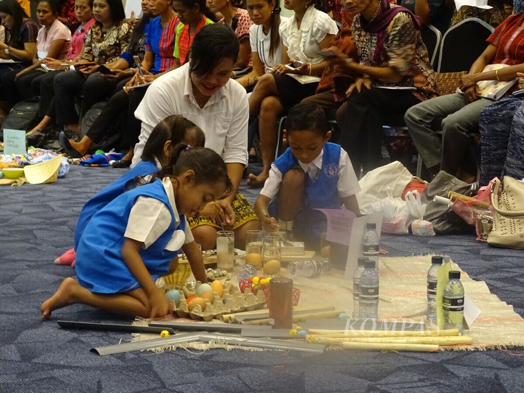 Anak-anak PAUD dari Yayasan Alfa-Omega mengikuti arahan guru dalam bermain, sambil belajar. Guru dilatih menggunakan bahan-bahan lokal yang mudah diperoleh dan dikenal anak-anak.