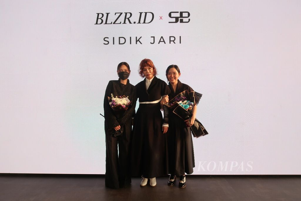 BLZR.ID (dibaca: blei.zer.ai.id) menggandeng Susan Budihardjo (tengah) untuk menciptakan tampilan profesional yang modern. Tampak suasana "trunk show' bertajuk Sidik Jari yang menyajikan 32 set hasil karya dari kedua jenama di Open Door, Alam Sutera, Tangerang, Banten, Sabtu (16/9/2023).