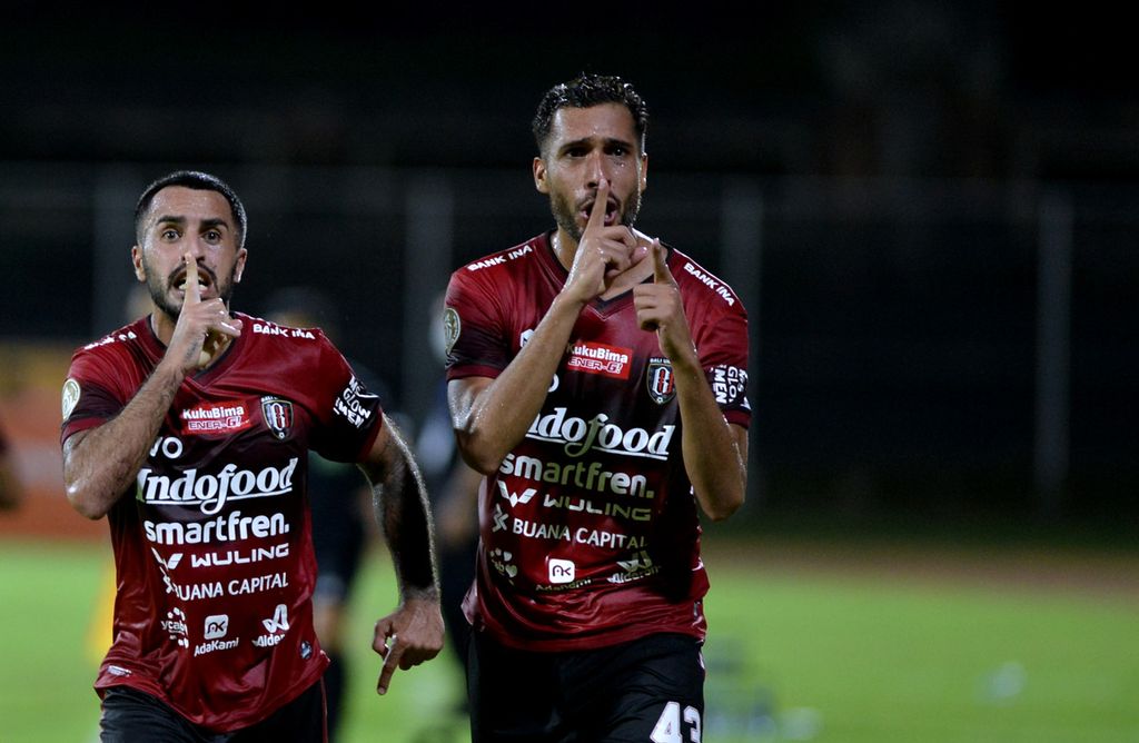 Pemain Bali United, Brwa Nouri (kiri),dan rekan setimnya, Willian Pacheco (kanan), merayakan gol ke gawang Arema FC pada laga BRI Liga 1 Indonesia di Stadion I Gusti Ngurah Rai, Denpasar, Bali, Selasa (15/3/2022). United menang, 2-1.