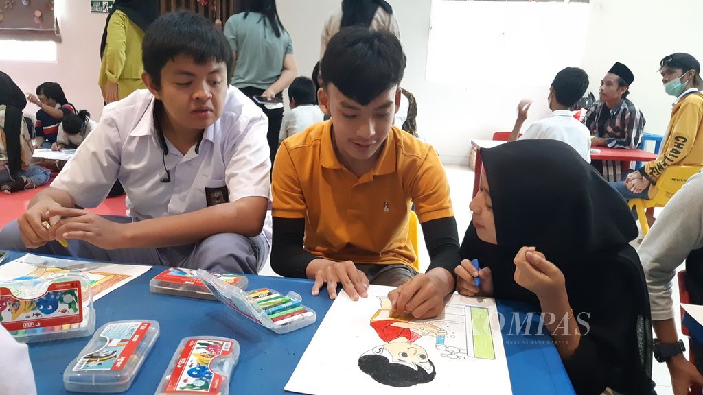 Kegiatan mewarnai bersama anak-anak penyandang disabilitas digelar sebagai salah satu rangkaian acara haul atau peringatan meninggalnya Gus Dur yang diadakan oleh Jaringan Gusdurian Lampung, Selasa (10/1/2023).