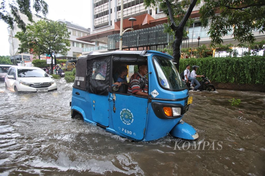 Sebuah bajaj menerobos genangan air di Jalan Kemang Raya, Jakarta Selatan, Selasa (5/11/2024). 